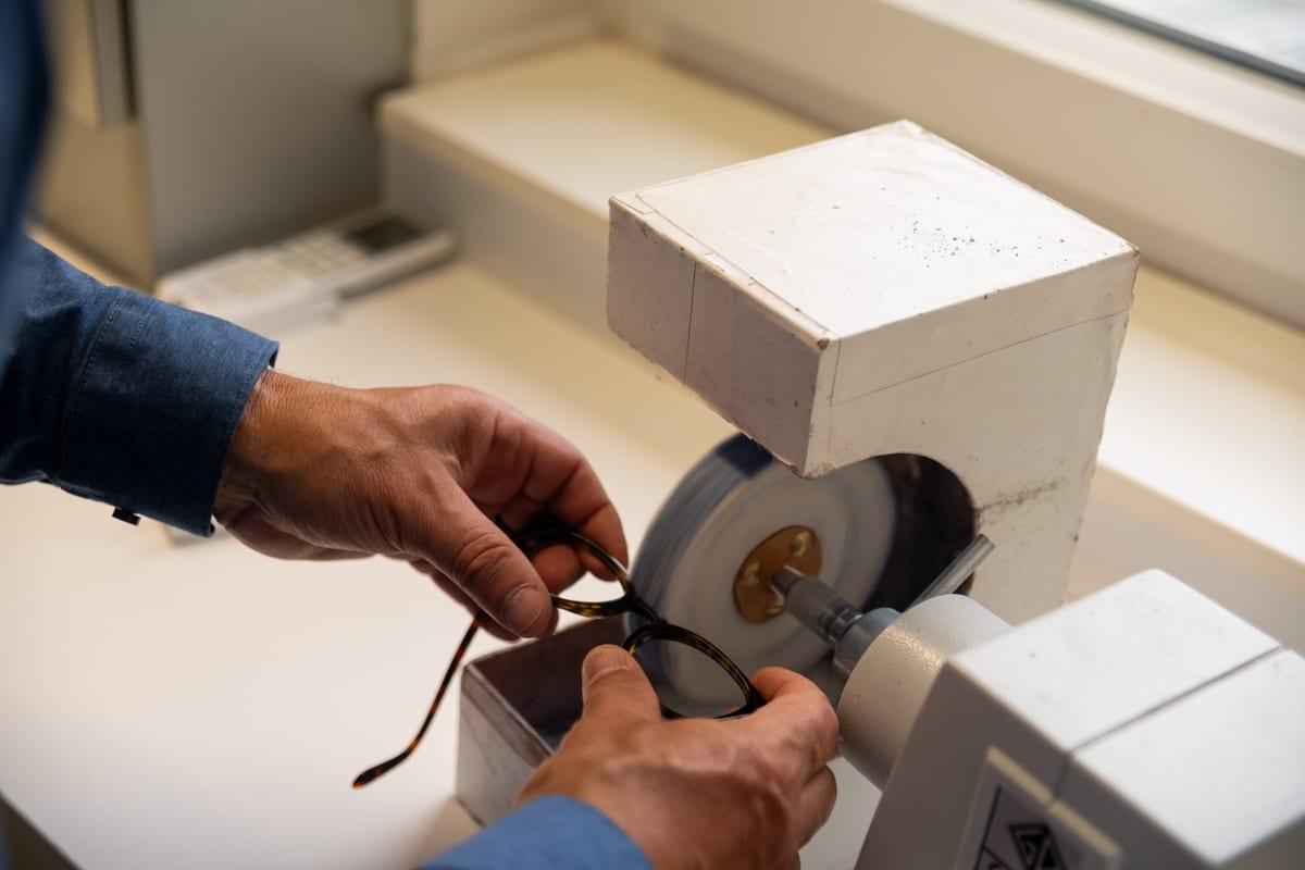 Gläser exakt in die Fassung gearbeitet