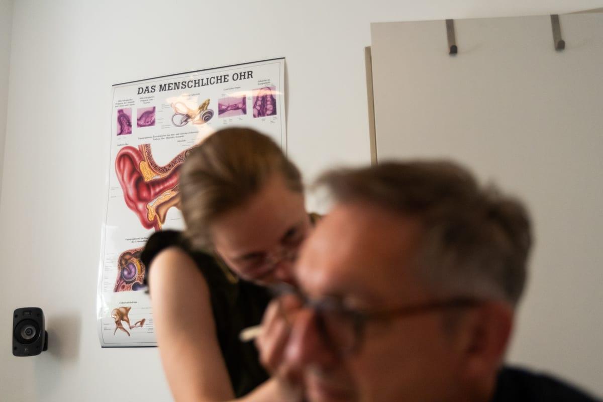 Ohruntersuchung bei Hörakustik Hühn
